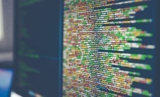 Un monitor con stringa di codice per il servizio di firma elettronica