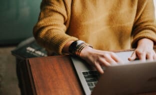 Un tecnico di un'autorità di registrazione pkiaas scrive al portatile