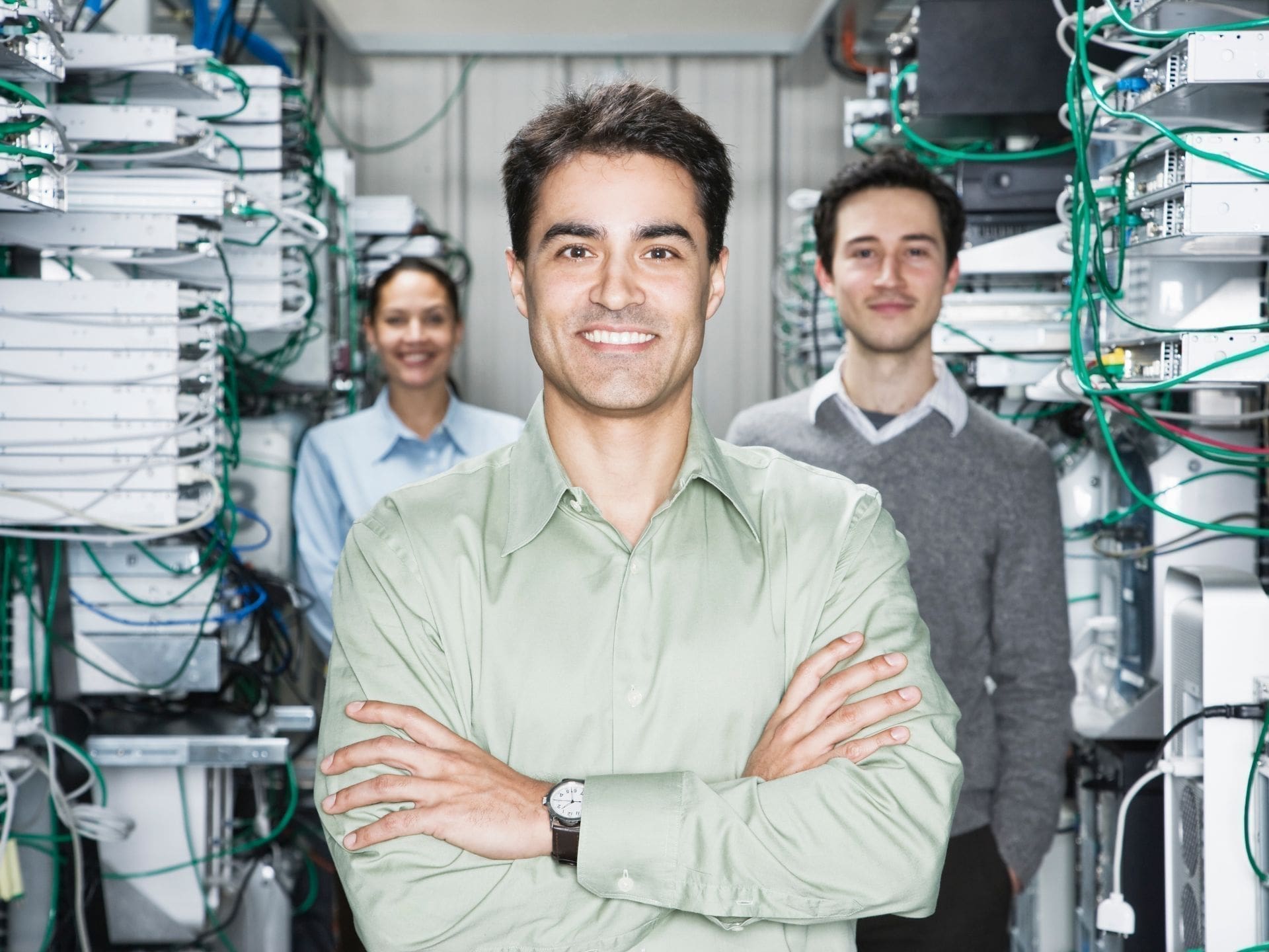 Gruppo di sistemisti in una sala server